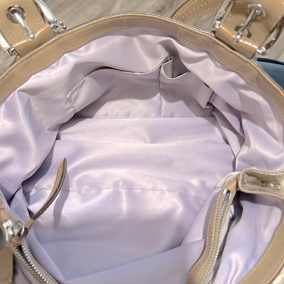 BEAUTIFUL, white and beige large COACH purse in excellent condition. - Picture 5 of 8